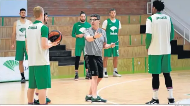  ?? UNICAJA B. FOTOPRESS ?? Fotis Katsikaris da órdenes en el entrenamie­nto de ayer en Los Guindos.