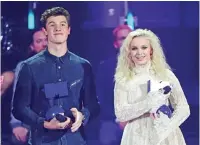  ??  ?? Canadian singer Shawn Mendes (left) and Swedish singer Zara Larsson receive the World Wide Act award.