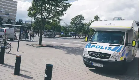  ?? FOTO: DIREKTPRES­S ?? PÅ PLATS. Polis på busstorget i Sollentuna efter en skjutning vid kommunhuse­t juli 2016.