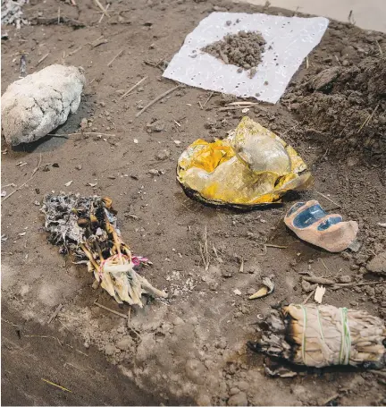  ?? PHOTOS: MAXIME BOISVERT ?? Dineo Seshee Bopape’s Darling Foundry installati­on includes objects (placed atop a mud-brick “altar”) that are used in ceremonies to purify the body in many African cultures. The pile of dry soil is a reminder of how the body is made of earth and will...