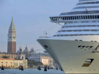  ??  ?? Giganti in laguna Una mave da crociera si avvia verso il porto di Venezia passando davanti alle cupole e al campanile di San Marco: una scena che molti non vorrebbero più vedere