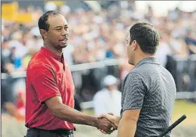  ?? FOTO: GETTY ?? Woods y Molinari se saludan tras acabar en el hoyo 18. Una bonita lucha