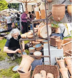  ?? Foto: Marcus Merk ?? Schauen, kaufen und sich inspiriere­n lassen - all diese Möglichkei­ten gab es am Wochenende auf dem Töpfermark­t in Oberschöne­nfeld.