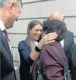  ?? EP ?? Nogueras (Junts) se abraza a la diputada de ERC Valluguera.