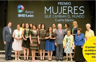  ?? NELSON MANCEBO ?? Luis Molina Achécar, presidente del BHD León, y Margarita Cedeño, Vicepresid­enta de la República, junto a las ganadoras del premio. Premio