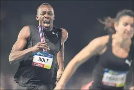  ?? FOTO: EFE ?? Bolt, a punto de entregar el testigo a Jenna Prandini. Su equipo se llevó la victoria