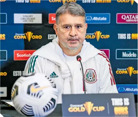  ??  ?? El Tata Martino expresó su inquietud ante la serie de bajas en el conjunto mexicano.