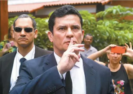  ?? MAURO PIMENTEL / AFP ?? Vindo de Curitiba, Moro chega à casa de Bolsonaro, na Barra da Tijuca, onde, em uma hora, acertou sua entrada no próximo governo