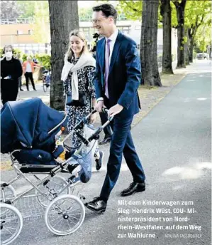  ?? APA/INA FASSBENDER ?? Mit dem Kinderwage­n zum Sieg: Hendrik Wüst, CDU- Ministerpr­äsident von Nordrhein-Westfalen, auf dem Weg zur Wahlurne