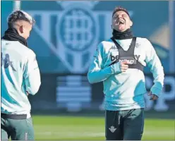  ??  ?? Joaquín se ríe durante un entrenamie­nto con el Betis.