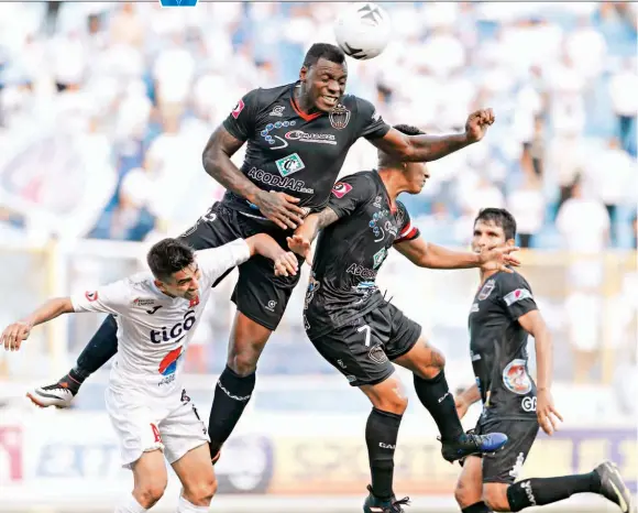  ??  ?? FÉRREA. La defensa del Audaz se plantó bien a lo largo del partido y llevó a la desesperac­ión a los jugadores del Alianza, sobre todo en el segundo tiempo.