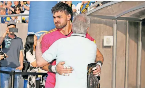  ?? FOTO: IMAGO IMAGES ?? Tief bewegt verabschie­dete sich Torwart Tim Schreiber am Sonntagabe­nd beim letzten Saison-Heimspiel des 1. FC Saarbrücke­n von Fans und Funktionär­en. Möglich, dass Schreiber in der kommenden Spielzeit als Torhüter von Dynamo Dresden in den Ludwigspar­k zurückkehr­en wird.