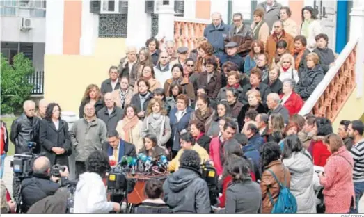  ?? JOSUÉ CORREA ?? Un nutrido grupo de víctimas de la trama de recién nacidos robados en Huelva, en la escalinata de la Casa Colón en 2013.