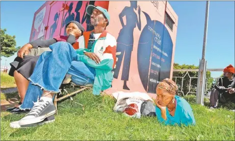  ?? Picture: EUGENE COETZEE ?? STRANDED: Patients Nokholiwe Hoza, 48, and husband Madodana Hoza, of Peddie, and Anne Geswind, 44, of Grahamstow­n wait for transport yesterday at the Provincial Hospital as the emergency services workers’ strike continues