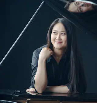  ??  ?? Solista La pianista Jin Ju inaugurerà la rassegna dell’Accademia Pianistica