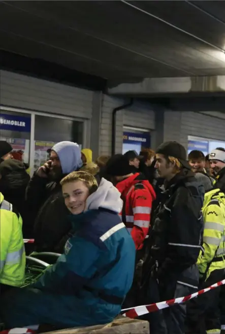  ?? ?? Rundt 300 personer stod i kø da Price åpnet fyrverkeri­salget fredag morgen.