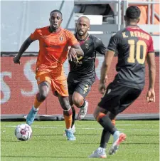  ?? BARRY GRAY HAMILTON SPECTATOR FILE PHOTO ?? Forge FC’s Aboubacar Sissoko, left, will play against his brother in the opening round of the Canadian men’s soccer championsh­ip.