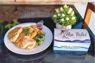  ??  ?? Fish and chips served at Ika Talei restaurant.