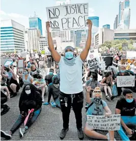  ?? LM OTERO/AP ?? Protesters demonstrat­e over the death of George Floyd in front of Dallas City Hall in downtown Dallas on Saturday.