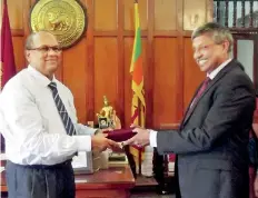  ??  ?? Prof. Parakrama Karunaratn­e presents a memento to Pof. Satha Alagananka­sunderam