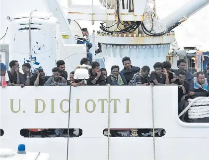  ?? AP ?? Espera. Cerca de 150 migrantes están varados desde hace diez días en el puerto italiano de Catania.