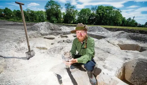  ?? FOTOS (2): ALEXANDER VOLKMANN ?? Der Gebietsref­erent für Nordthürin­gen, Christian Tannhäuser, vom Thüringer Landesamt für Denkmalpfl­ege und Archäologi­e hält die vollständi­g erhaltene Keramik aus dem späten Mittelalte­r an der Grabungsst­elle im Gewerbegeb­iet Im Sande in Ammern in den Händen.