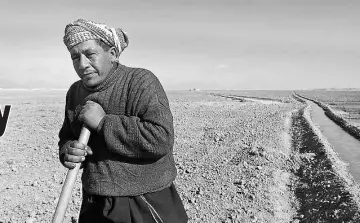  ??  ?? As the drought persists for the third year in Pakistan, thousands of families are struggling to find water.