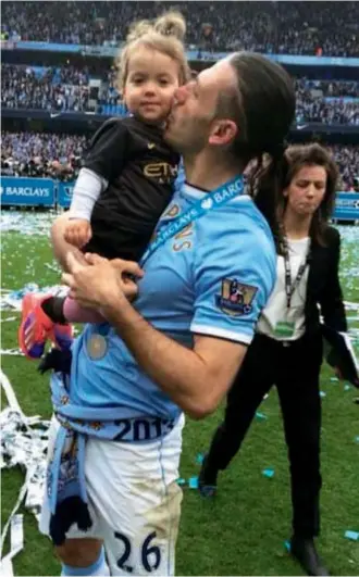  ??  ?? Apenas terminó el partido, la fiesta se desató en el estadio del City. Los hijos del defensor celebraron a la par de los jugadores. Demichelis, “Kun” Agüero y Pablo Zabaleta, los tres argentinos del plantel, posaron con la copa. Martín se embelesó con...