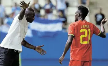  ?? Picture: REUTERS/SUSANA VERA ?? LEADING THE CHARGE: Ghana interim coach Otto Addo gives instructio­ns to midfielder Iddrisu Baba.