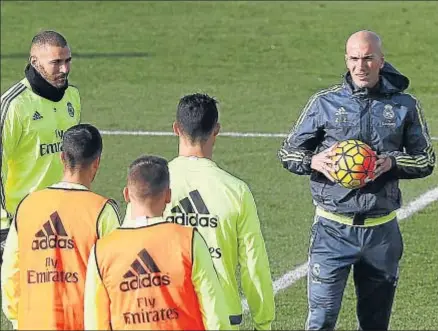  ?? FERNANDO ALVARADO / EFE ?? Zinedine Zidane se dirige a sus jugadores en el entrenamie­nto de ayer en Valdebebas