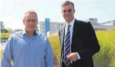  ?? FOTO: STEPPAT ?? Standortve­rantwortli­cher Swen Wendt (links) und OSK-Geschäftsf­ührer Sebastian Wolf vor dem Westallgäu-Klinikum Wangen.