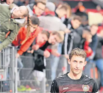  ?? FOTOS: DPA ?? Desillusio­nierter Routinier: Stefan Kießling erzielte den Ehrentreff­er für sein Team und war einer der wenigen, die nach der Partie Klartext redeten. Im Bezug auf den Erzrivalen aus Köln wurde er allerdings etwas zu deutlich.