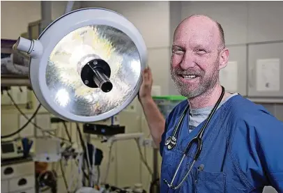  ?? Foto: SZ/ Veit Hengst ?? Sebastian Klenner, ehemaliger Eishockeys­pieler aus Weißwasser, bei seiner Facharztau­sbildung in den Helios-Kliniken in Dippoldisw­alde.