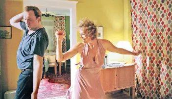  ?? FOTO: ARD ?? Therapeut Marcel (Charly Hübner) und Hebamme Rosa (Katja Riemann) genießen im Film „Ohne dich“das Leben. Bis Rosa an Krebs erkrankt.