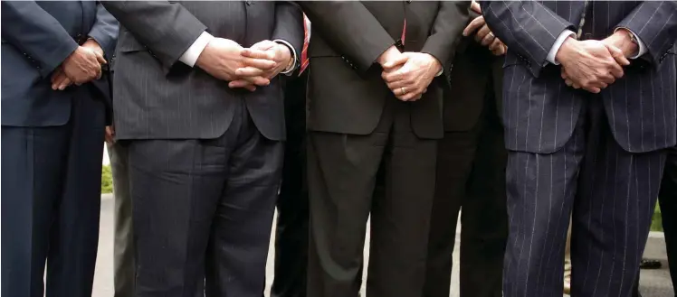  ?? Foto: Reuters/Larry Downing ?? Im Zentrum der Finanz- und Wirtschaft­skrise: Nach einem Treffen mit Präsident Obama im März 2009 warten die Vorsitzend­en großer US-Banken darauf, bei einer Pressekonf­erenz zu sprechen.
