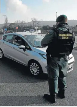  ?? ERASMO FENOY ?? Un control de la Guardia Civil.