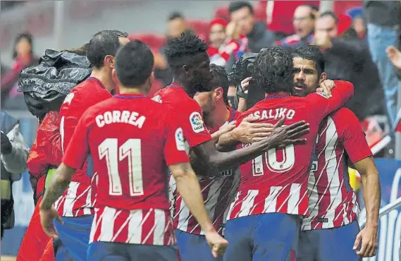  ?? FOTO: GETTY ?? Diego Costa, celebrando el gol con sus compañeros Fue su primer tanto en el nuevo estadio del Atlético de Madrid y en su regreso a la Liga