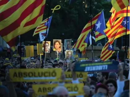  ?? AFP ?? Simpatizan­tes del separatism­o se manifestar­on este miércoles en Barcelona, España, para exigir la absolución de los 12 dirigentes juzgados en Madrid.