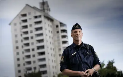  ?? Bild: PAVEL KOUBEK/TT ?? LÅNGSIKTIG­T ARBETE. Kommunpoli­sen Fredrik Malm har arbetat många år i Vivalla och menar att fler poliser inte är lösningen på problemen.