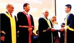  ??  ?? YUSOF menyampaik­an sijil kepada salah seorang graduan Tingkatan Lima SMK Limbanak, Penampang.