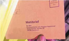  ?? FOTO: HOLGER HOLLEMANN/DPA ?? Immer mehr Wahlberech­tigte entscheide­n sich in Bad Saulgau für die Briefwahl.