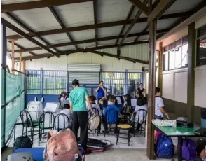  ?? ?? El Castella tuvo incluso que clausurar aulas en el 2019, debido a que se ubica en una zona de deslizamie­nto. ALEJANdRo GAmboA