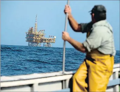  ?? PEDRO MADUEÑO / ARXIU ?? La plataforma marina gasística, ancorada al litoral del delta de l’Ebre, davant d’Alcanar