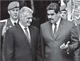  ?? AFP ?? El presidente Maduro saluda a su homólogo de Cuba, Miguel Díaz-Canel, quien realiza en Caracas su primer viaje oficial tras asumir el poder en abril.