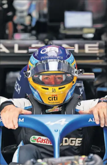  ??  ?? Fernando Alonso se sube al Alpine A521 en el garaje del equipo francés.