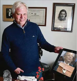  ??  ?? PARLAMENTO. Raúl Batlle, en su oficina, sostiene el retrato de su padre, el expresiden­te Jorge Batlle.