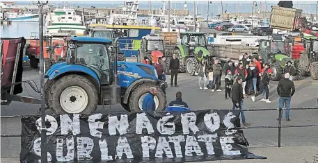  ?? | PHOTO : JÉRÔME FOUQUET, OUEST-FRANCE ?? Un barrage filtrant a été mis en place, hier matin, sur le pont de Noirmoutie­r (Vendée). Des pêcheurs se sont mêlés aux agriculteu­rs sur le port (photo).