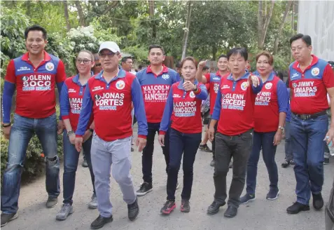 ??  ?? Mandaue City mayoralty candidate and Cebu Sixth District Rep. Jonas Cortes and his lineup visit Barangay Casuntinga­n in one of their campaign sorties yesterday. JOY TORREJOS