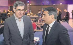  ?? FOTO: PERE PUNTÍ ?? Jordi Bertomeu, de la Euroliga, hablando con Albert Soler, del Barça