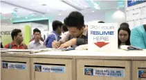  ??  ?? FRESH GRADUATES gather at a job fair event at SMX Trade Hall in SM Mall of Asia.